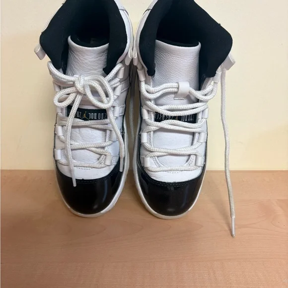 Kids Black and white Jordan's - Picture 3 of 7